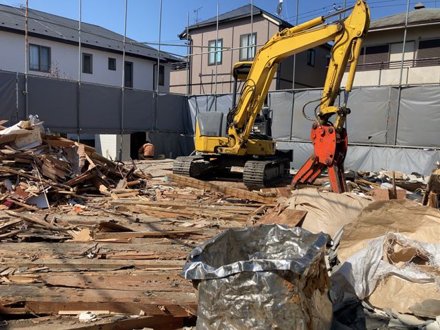 神奈川県横浜市神奈川区三ツ沢南町の木造2階建て家屋解体工事前の様子です。
